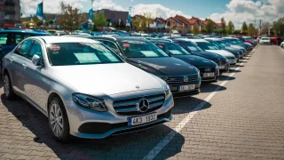 Silná koruna zlevňuje ojetá auta ze zahraničí. Češi tak mohou ušetřit desítky tisíc