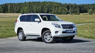 Ojetá Toyota Land Cruiser je poctivý kus železa. Pohání ji spolehlivý diesel, díly jsou ale dražší