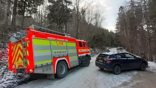 České hory v obležení aut. Kvůli bezohlednému parkování zapadli hasiči, problémy mají záchranáři