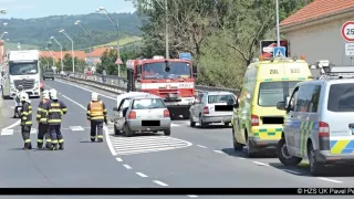 Nehoda sanitky a osobního vozu