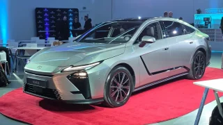 Na trh vstupuje nový Lexus ES. Prostorností je bezkonkurenční a zbavil se hlavní slabiny
