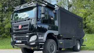 Tomu se říká dům na kolech. Obytná Tatra má krbová kamna, verandu i postel pod hvězdami