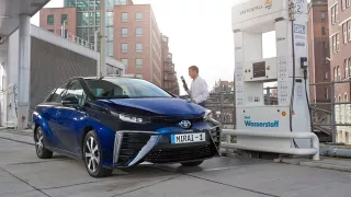 Vodíková Toyota Mirai a nová generace Toyoty Prius