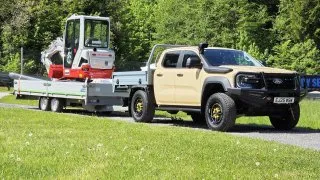 Původně měl jezdit jen v Austrálii, teď míří i do Česka. Mamutí pick-up utáhne 4,5 tuny