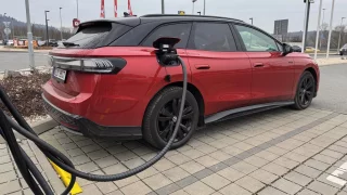 Komentář: Účtovat naráz elektřinu i čas na nabíječkách je jen další způsob, jak z vás dostat peníze