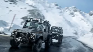 Do aukce jde filmový Land Rover Defender. Proháněl