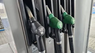 Sotva si řidiči zvykli na benzin E10, už se mluví o E20. Zvládnou ho starší auta?