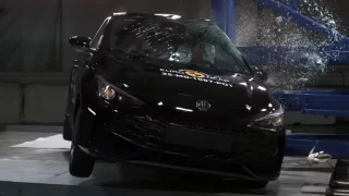 Čínskému autu se při crash testu utrhla sedačka. Přesto dostalo čtyři hvězdy z pěti