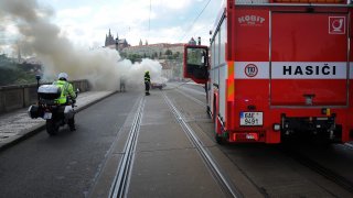 Hasiši v Praze bojovali s požárem krásného Jaguaru