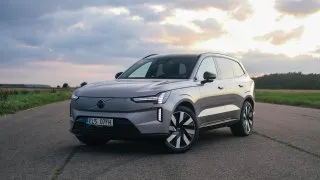 Volvo EX90 je rodinný kočár, který umí i v terénu. Vyniká prostorností i komfortem jízdy
