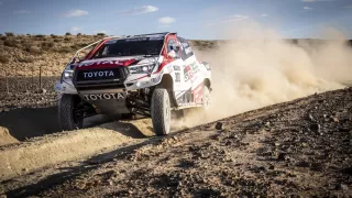 Fernando Alonso testuje Toyotu Hilux 9