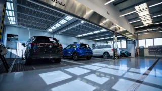 Elektromobily mění autoservisy. Mechanici dnes pracují s termokamerami a napětím 800 voltů