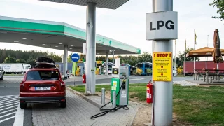 Na populární čerpačce řidiči teď tvoří fronty a pak v nich trčí. Neví o řešení, které je hned vedle