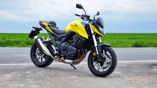 Nová Honda Hornet nabízí hodně zábavy pro začátečníky i pokročilé. Stojí tolik, co váží, tedy málo