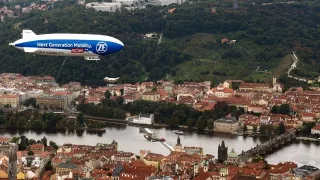 Vyzkoušeli jsme nejkrásnější a nejbezpečnější hromadnou dopravu. Pilot si během letu fotil Karlštejn