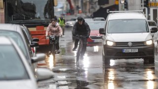 Cyklista zavinil nehodu, skončil v nemocnici a ještě bude platit. Je to logické, nemá povinné ručení