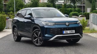 Tayron je sourozenec kodiaqu. Stačí mu i slabší naftový motor a ukazuje, že v jednoduchosti je síla