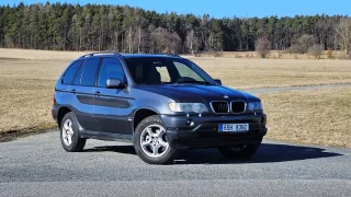 Ojeté BMW X5 za 160 tisíc korun jezdí lépe než kdejaké dnešní SUV. Moc místa v něm ale není