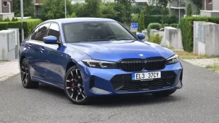 Jsou místa, kde je BMW 330e xDrive nedostižné. A spotřebu i stovku dá pod šest