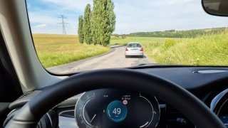 Komentář: Neschopný řidič je nebezpečnější než ten, který jede 160 km/h po dálnici