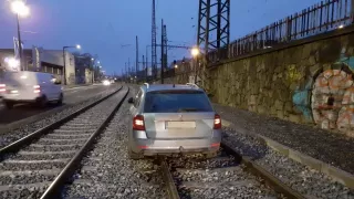 Desítky řidičů končí na Smíchově v tramvajovém kolejišti. Může za to jejich dobrá paměť