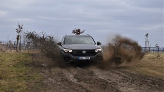 Test Volkswagenu Touareg R: Dobře vypadá, skvěle jezdí, ale označení „R“ si nezaslouží