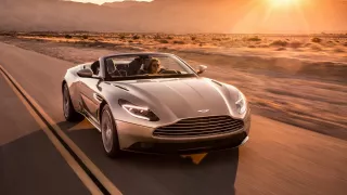 Nádherný roadster Aston Martin DB11 Volante. 1