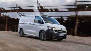 Vyzkoušeli jsme nový Volkswagen Transporter. Je prostornější, utáhne plachetnici a potěší dynamikou
