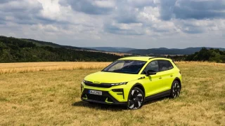 Největším rivalem nejrychlejší škodovky je její sourozenec. Elroq RS je švihák v reflexní vestě