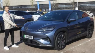 Největší čínská automobilka s dámou v čele hodlá dobýt Evropu. Globálně už prodává více než Tesla