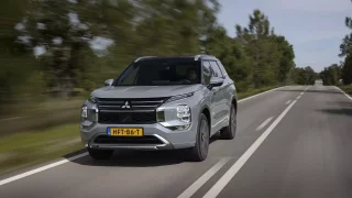 Nový Outlander stojí stejně jako v roce 2013, svůj kempovací potenciál zatím plně nevyužije