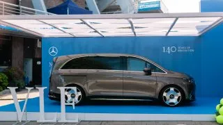 Gigantická baterie a komfort jako v limuzíně. Mercedes v Praze představil svůj nový elektromobil