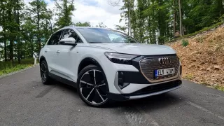 První svezení: Audi Q4 e-tron není jen Enyaq v nóbl balení. Má hranatý volant a dost dobrých funkcí