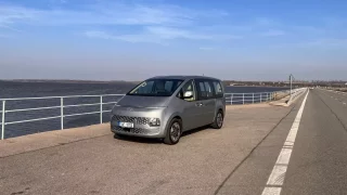 Hyundai Staria HEV: Kosmický cestovatel vyměnil diesel za hybrid. Něco tím získal, něco ztratil