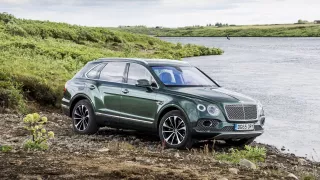 Luxusní dvanáctiválcové SUV Bentley Bentayga. 4