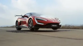 Komentář: Běží v zákulisí čínských automobilek vojenský vývoj? Jejich technologie mají velký potenciál