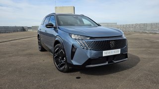 Interiér jako umělecké dílo, velký kufr i úsporný hybrid. Prohlédli jsme si nový Peugeot 5008