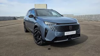 Interiér jako umělecké dílo, velký kufr i úsporný hybrid. Prohlédli jsme si nový Peugeot 5008