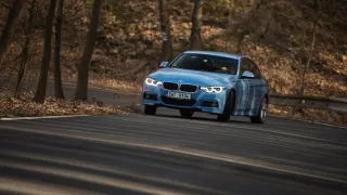 BMW 330i s dvoulitrovým čtyřválcem 6