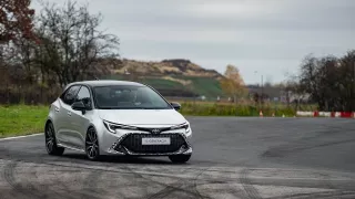 Vyšší výkon, ale méně emisí. Pátá generace hybridního pohonu Toyoty vychytala mouchy