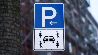 Dva muži, dvě ženy a rozpůlené auto. Spousta řidičů stále nerozumí nové dopravní značce