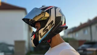 Jen helma nestačí. Ministerstvo dopravy odhalilo často přehlížený přestupek, stát může až 5000 Kč