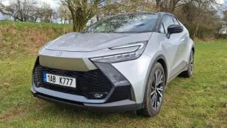 Víc futuristické auto mít nemůžete. Toyota C-HR sází na neobyčejný vizuál a kvalitní hybridní jednotku