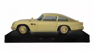Zlatem pokrytý model Aston Martin DB5
