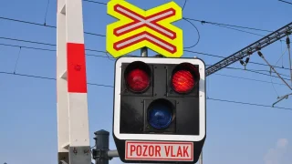 Při čekání na železničním přejezdu mohou řidiči dostat pokutu. Většina ani netuší proč