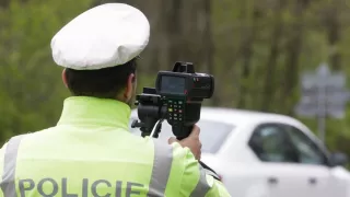 Policie už rychlým řidičům zabavuje a draží auta. Mladík kvůli tomu přišel o vzácný vůz