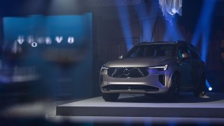 Nové Volvo XC90 láká za volant ty, kteří ještě nechtějí elektřinu. Začíná na dvou milionech