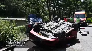 Senior si se svým vozem udělal letecký den. Přistál střechou na střeše zaparkovaného auta