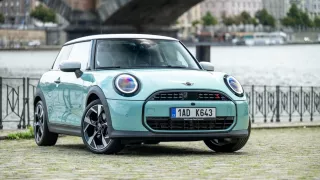 Nový Mini Cooper nabízí dva odlišné světy. Spojuje je ovšem zábavnost i atraktivní design