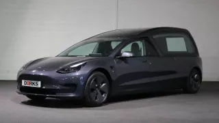 Tesla Model 3 jako pohřebák